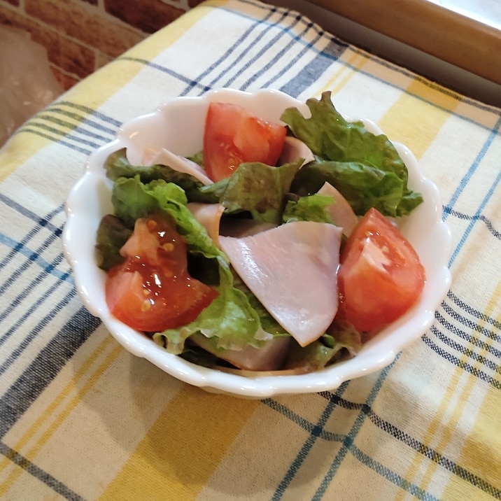 ハムとレタスとトマトのサラダ